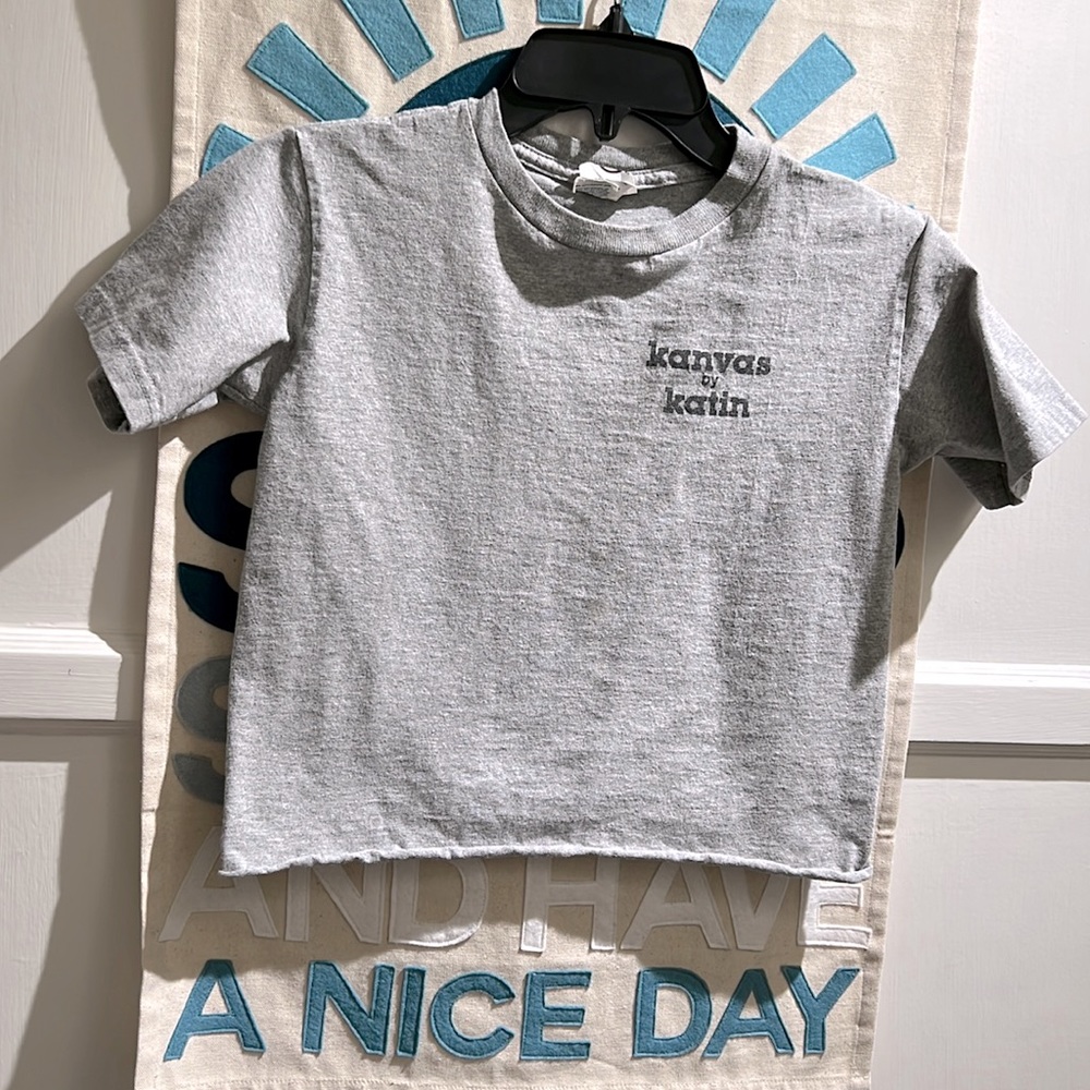 Size 7 juniors Kanvas by Katin Gray t shirt